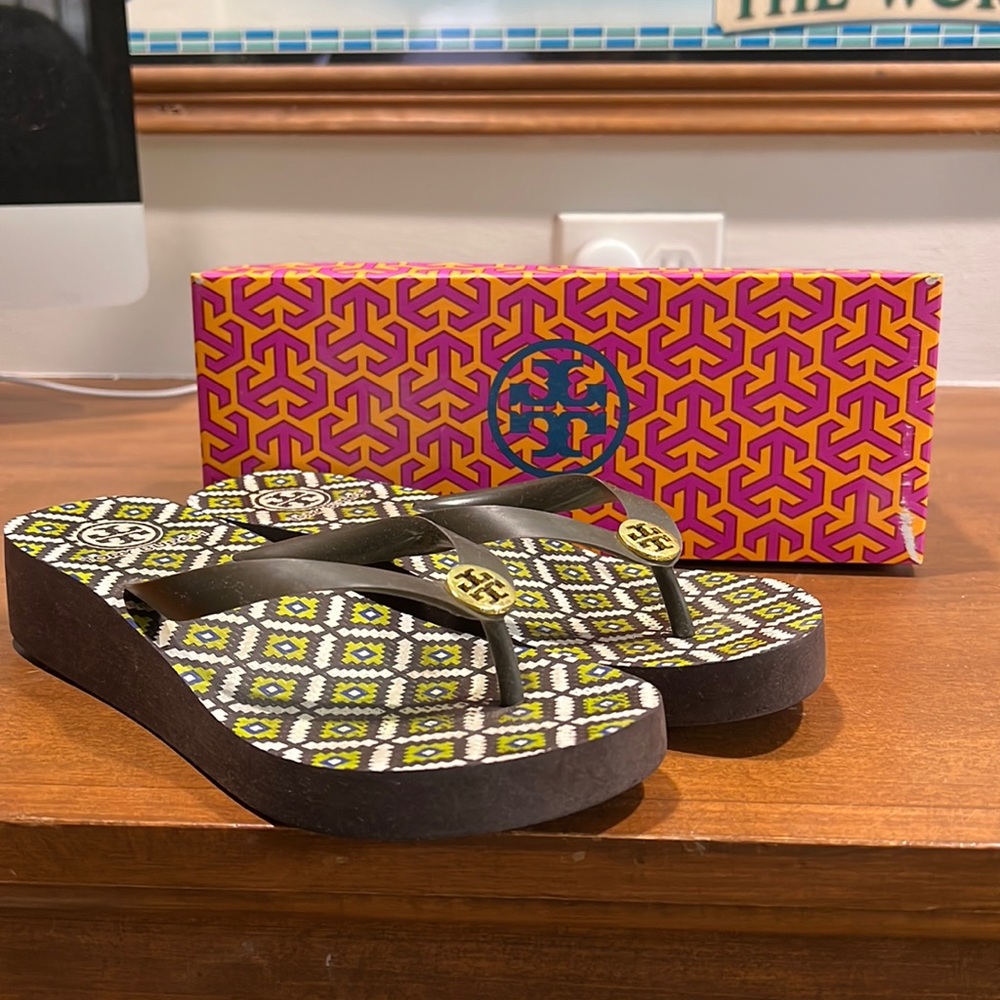 Tory Burch Wedge Flip Flop Damascus (Nut Brown)